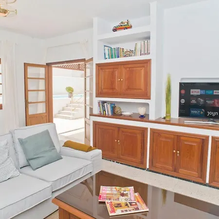 Pilar Βίλα Πουέρτο Ντελ Κάρμεν